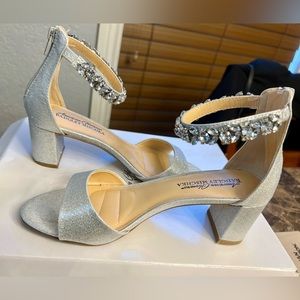 Special occasion silver rhinestone gem womens shoes size 6